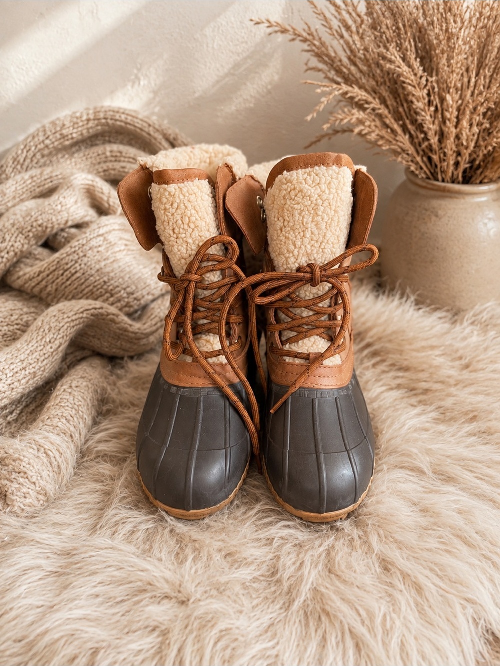 Tommy Hilfiger Women’s Duck Boots – Size 6 – Sherpa fleece Lined
